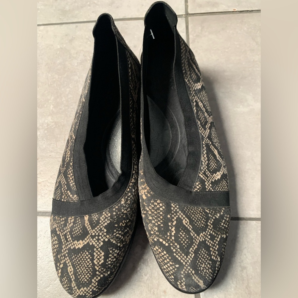 PAIR OF NURTURE FLATS. SIZE 8.5.